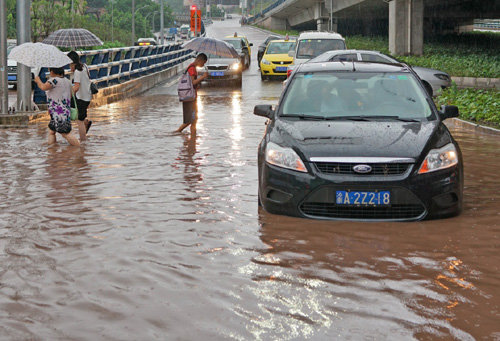 重庆万州遭遇暴雨山洪:街道淹没车辆,路边形成"瀑布"