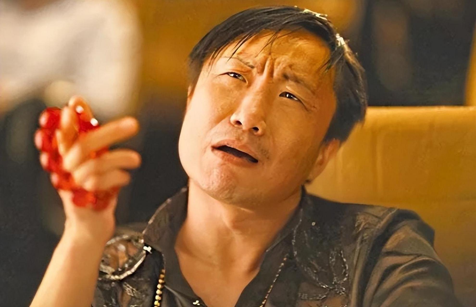 据港媒报道,郑中基女儿就读于私立名校,一年学费近9万.