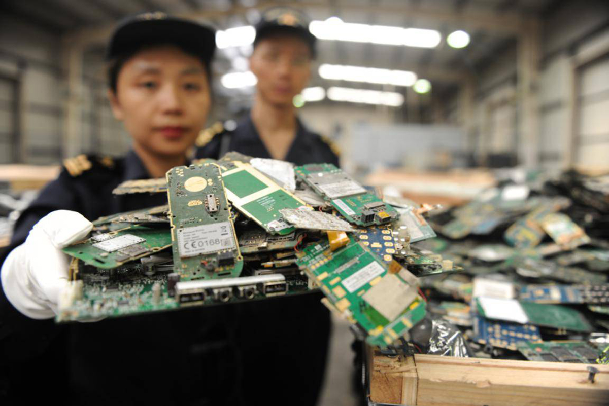 中国去年产生5亿部淘汰手机,电子废弃物如何处理?旧手机去哪了