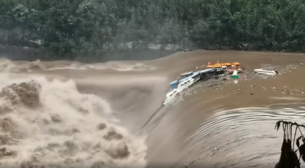 吓人!四川巴中多艘船只和快艇被洪水卷走,瞬间碎裂