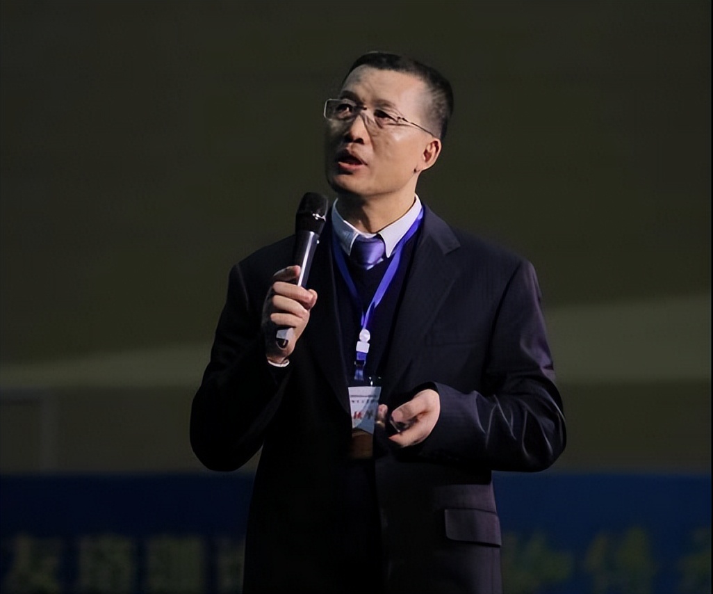 湖北富豪罗秋平:一年入账474亿,蝉联11年销冠,半年暴跌570亿