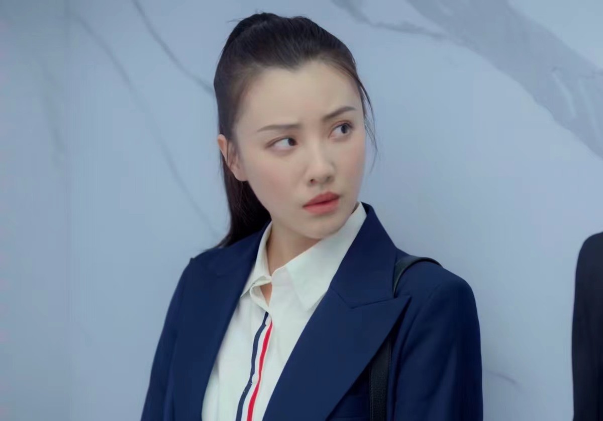 《玫瑰之战》校花美人王鹤润,长着一张马思纯的脸,演技惊鸿一瞥
