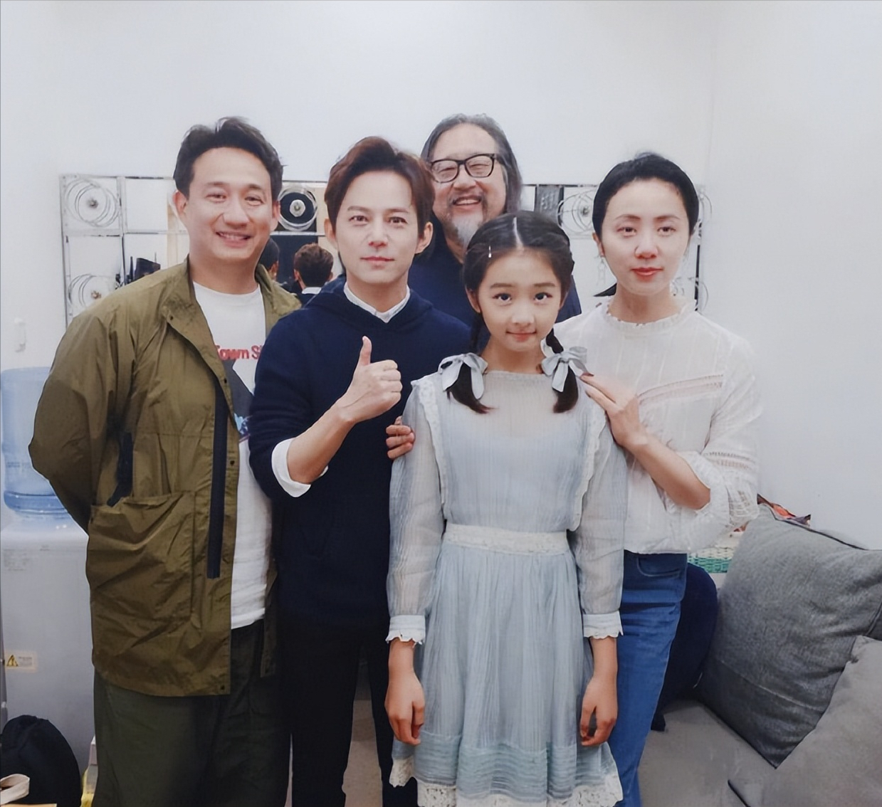 黄磊周迅举止亲昵没边界感,勾肩搭背深情拥抱,被质疑关系不一般