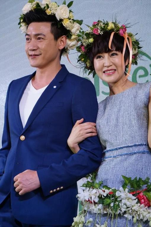 陆毅夫妇到偏远乡村婚礼唱歌,穿着打扮引发网友热议!