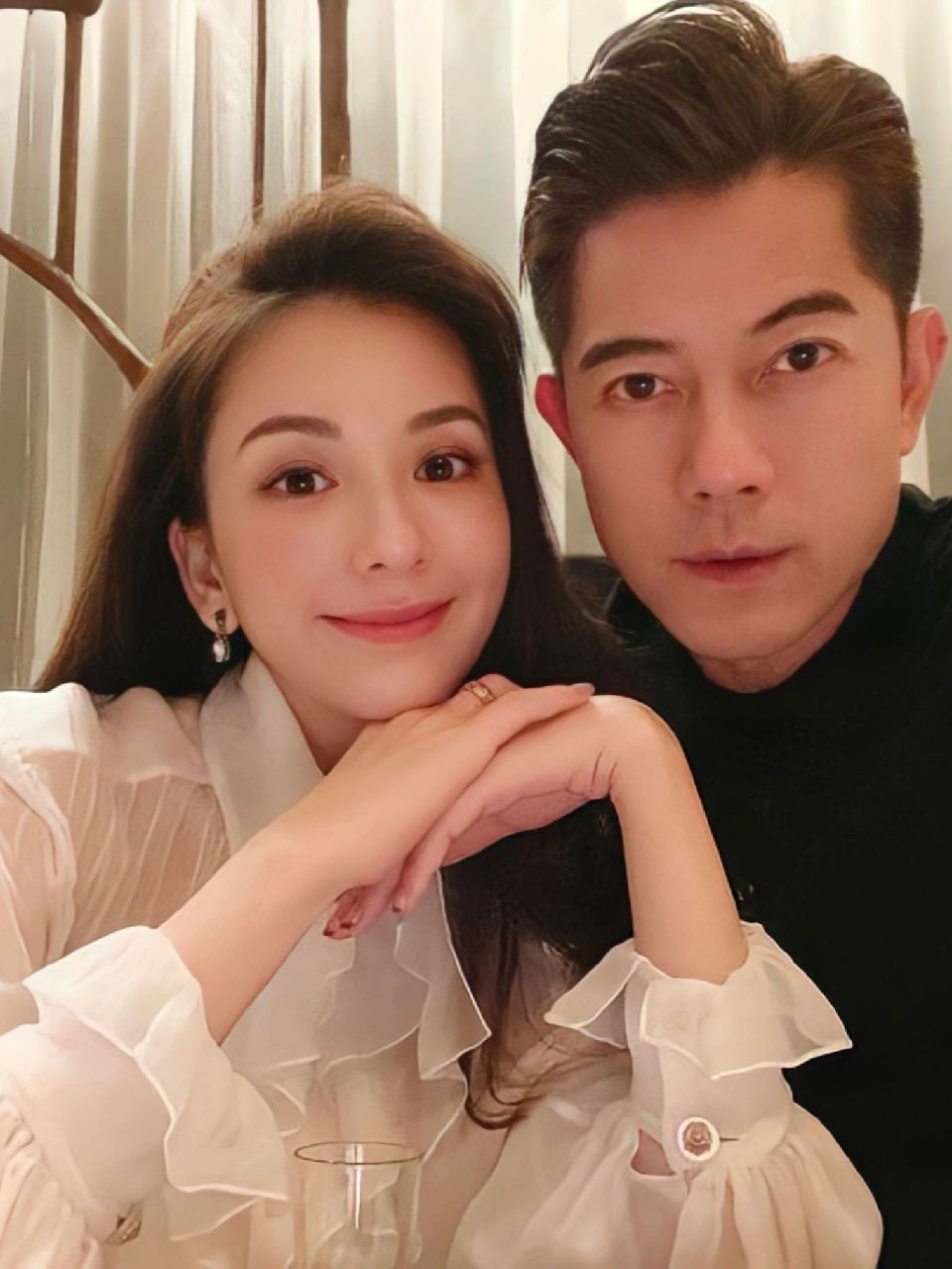 8月7日凌晨,郭富城晒出全家照,并发文写道:亲爱的老婆,生日快乐,幽沣