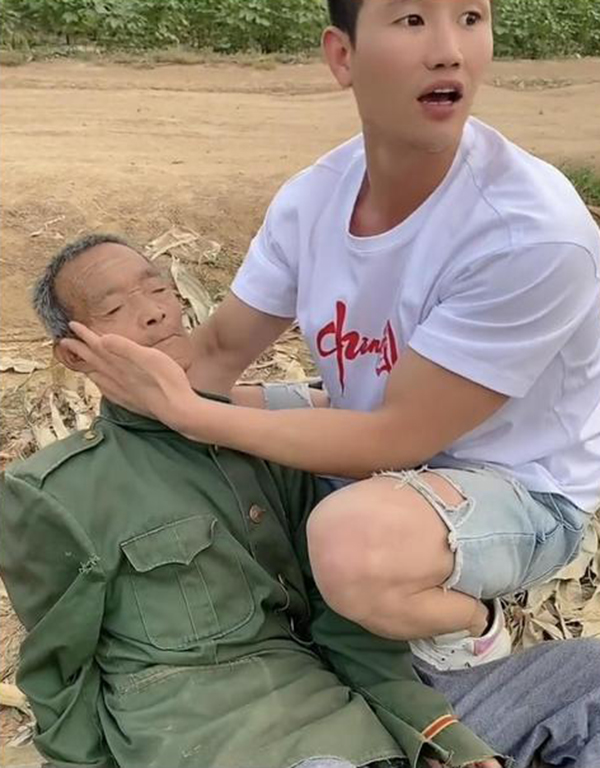 嘎子哥救人疑为摆拍,人设崩塌是自甘堕落,也是娱乐圈的悲哀