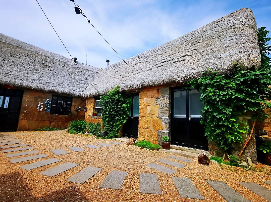 「鯃鑨人家.海草房民宿」东楮岛海草房渔家院