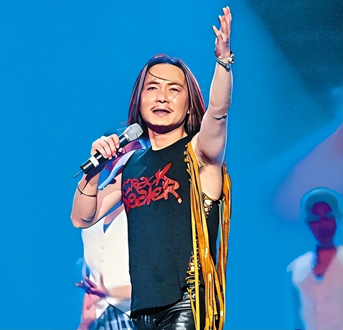 歌手周峰深圳街头离奇失踪9年时间下落不明连家人都找不到