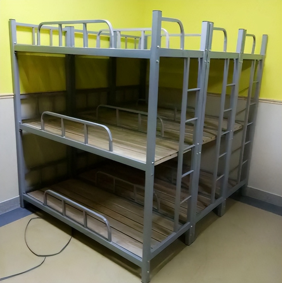 当段子照进了现实,高校宿舍出现上中下床位,中铺学生好无奈