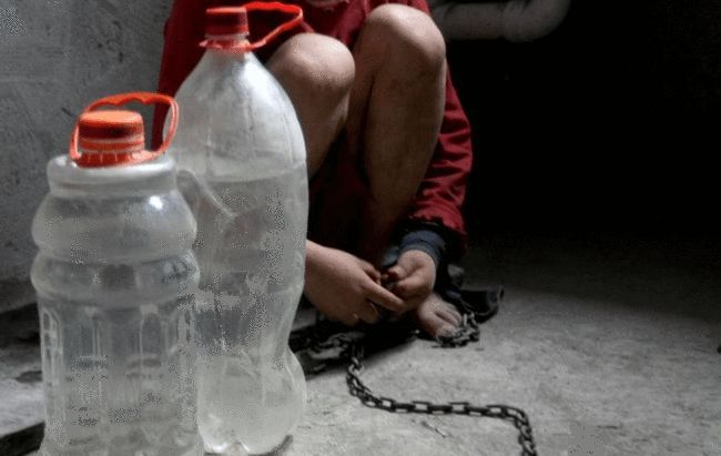 纪实:湖南女孩1岁被美国家庭收养14年,用狗链拴在地库,奴隶都不如