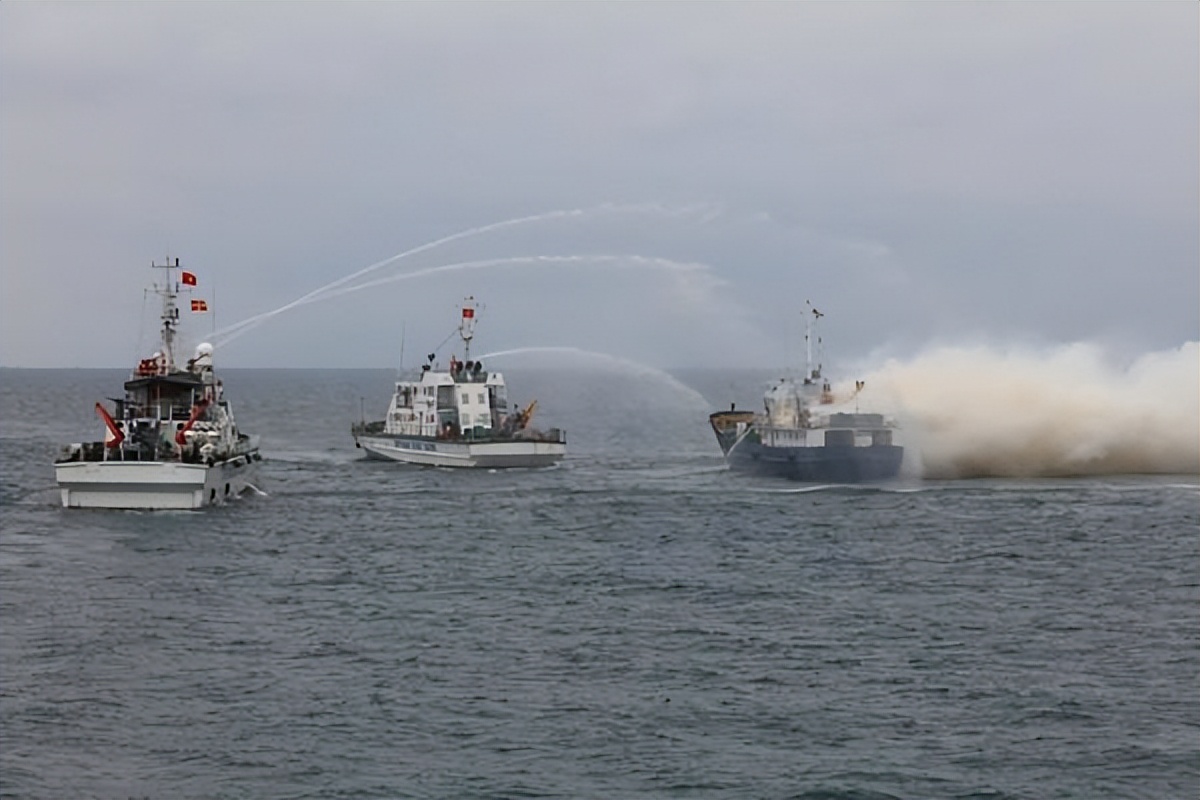 打击海盗真实画面!越南海盗嚣张打劫中国船,被我国海警吊打