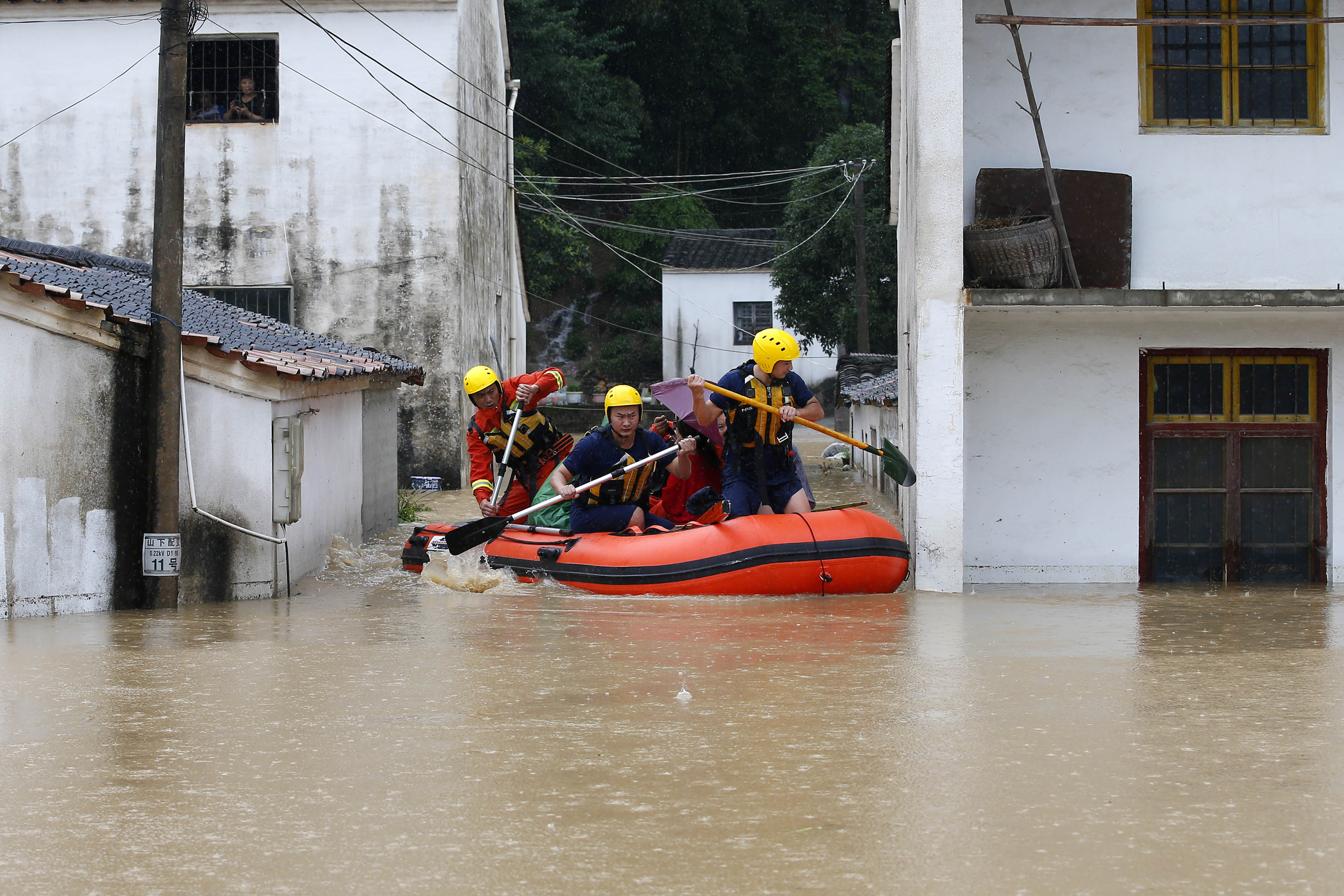 安徽黄山:暴雨引发洪涝灾害 被困群众及时转移