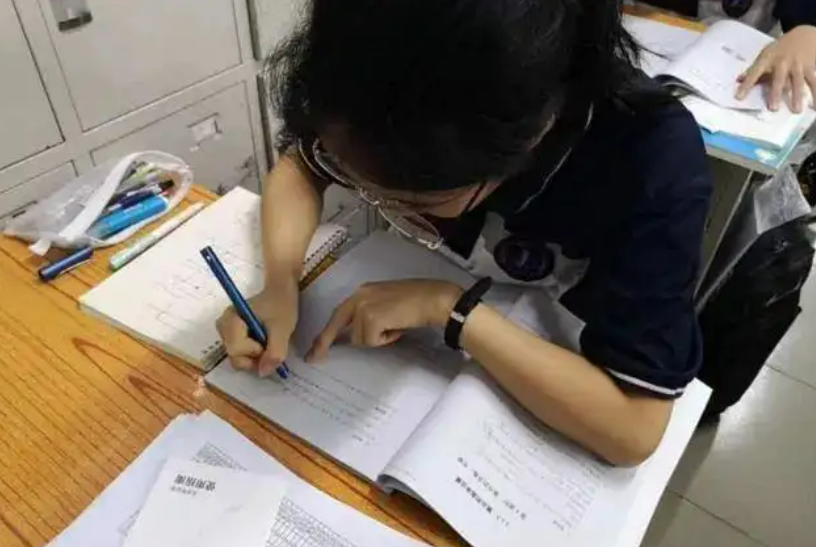 初中生写作业超过11点,高中大概率跟不上,网友:说得太对了