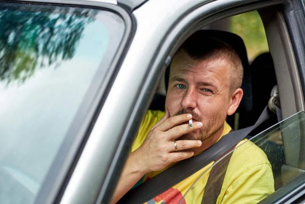 为什么老司机在车内抽烟,只开一个车窗?车主:开车学问真大啊!