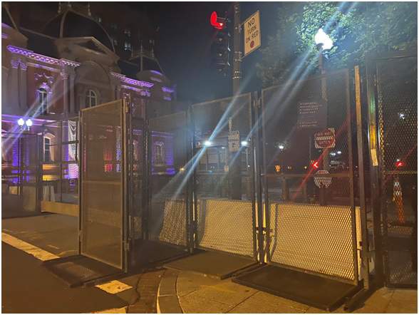 "地堡男孩"想逃离现实?2米高围栏引人注目,网友:差个护城河