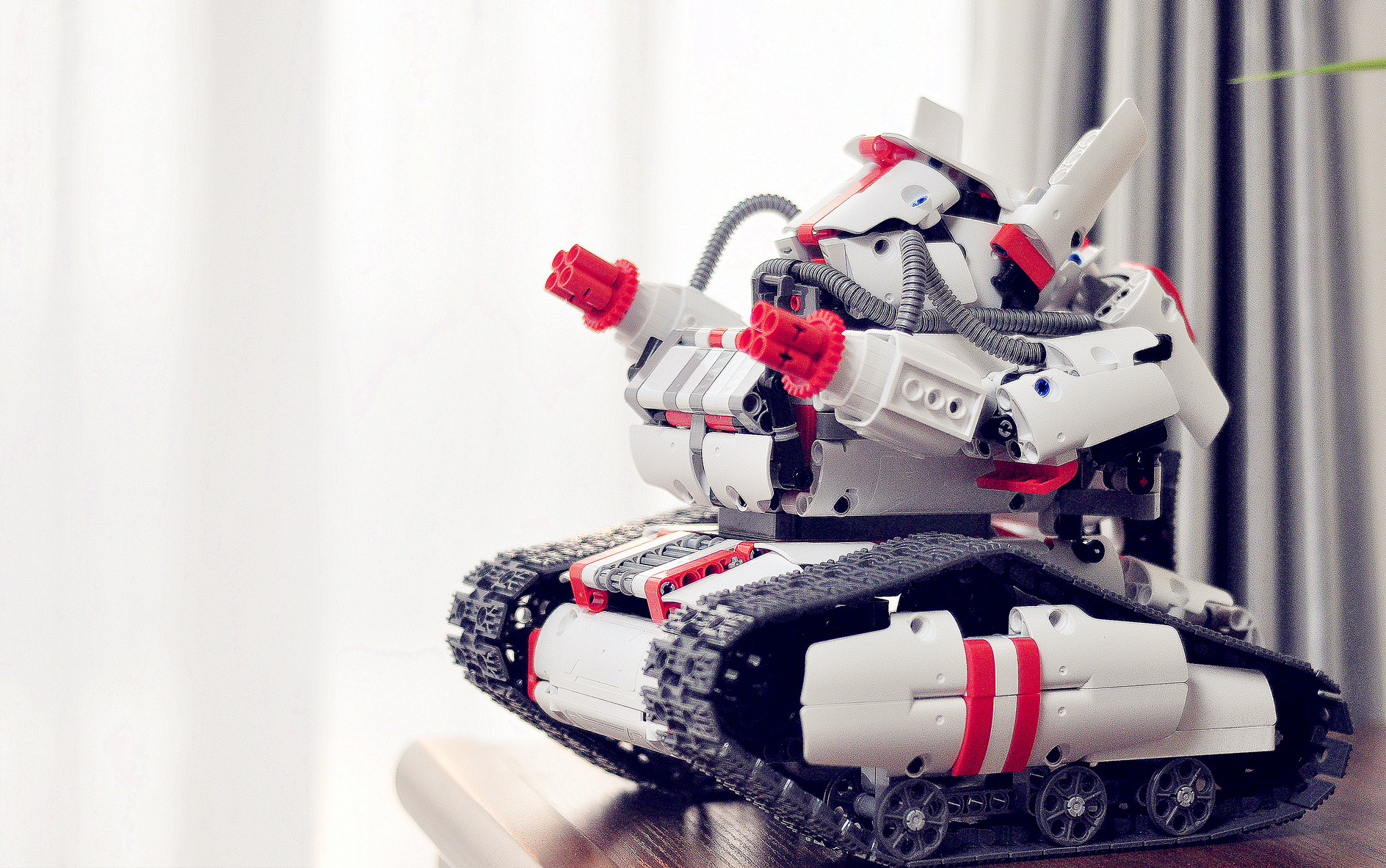 年轻人的第一台机甲——米兔履带机器人体验