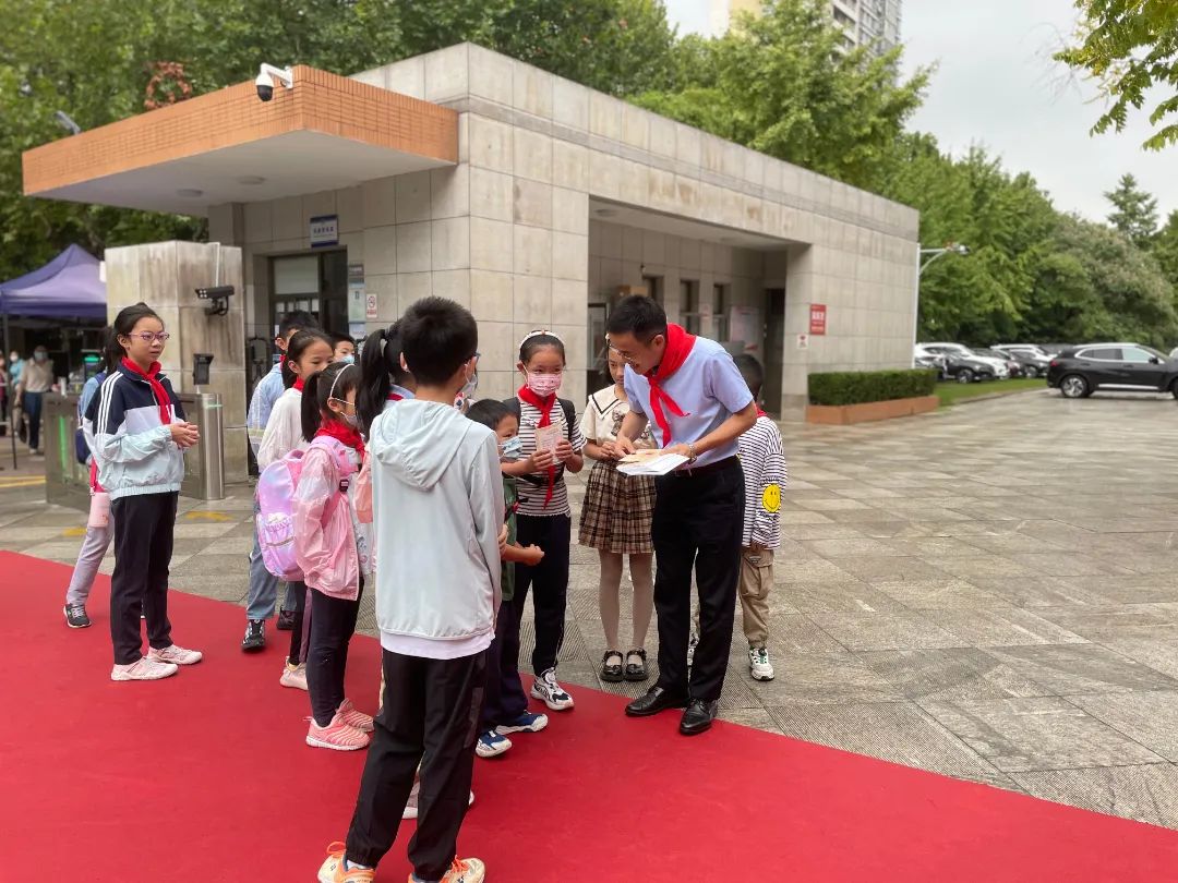 南京市金陵中学实验小学:开学报到日,独家欢迎卡片俘获萌娃心!