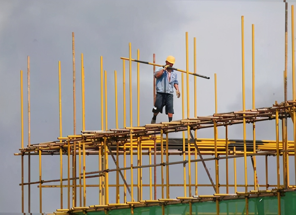 2021年做一个架子工工资待遇如何!工作有多辛苦