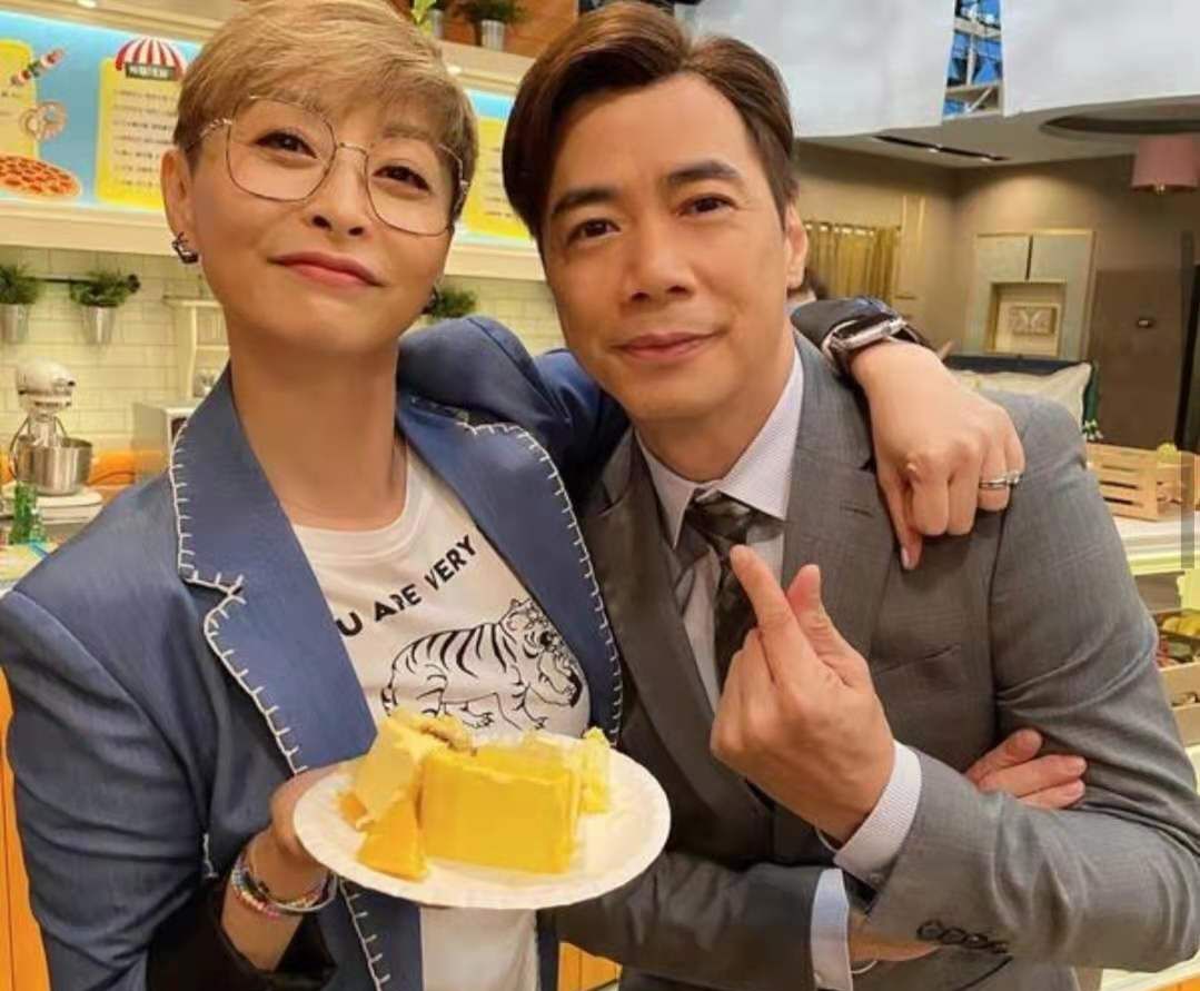 汤盈盈48岁生日派对照片曝光 与老公女儿和"七魔女"欢乐庆祝