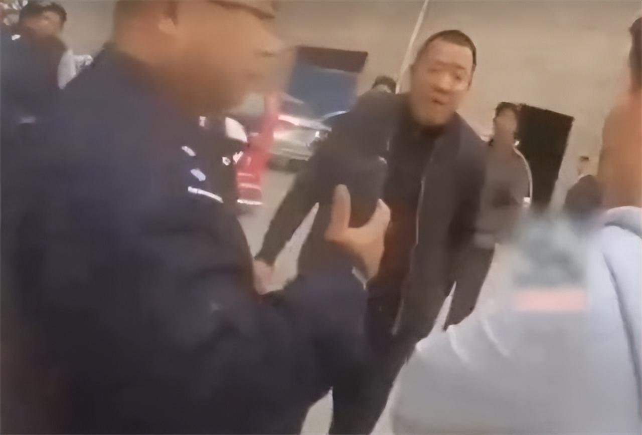 柴长安是河南许昌鄢陵县柴庄村人,他出生在一个普通的农民家庭,家里共