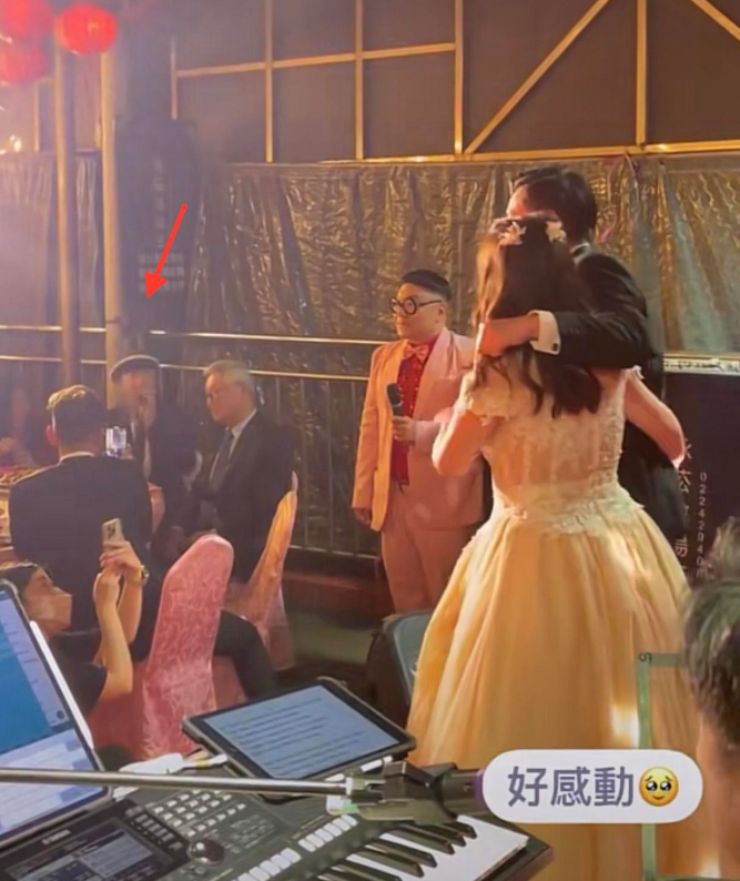 富豪亲哥林俊峰二婚,婚礼寒酸,幕布廉价