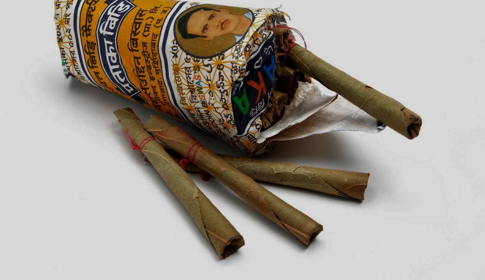 丧心病狂!印度大叔拒绝给年轻人让烟,转眼即遭暴打被活活刺死