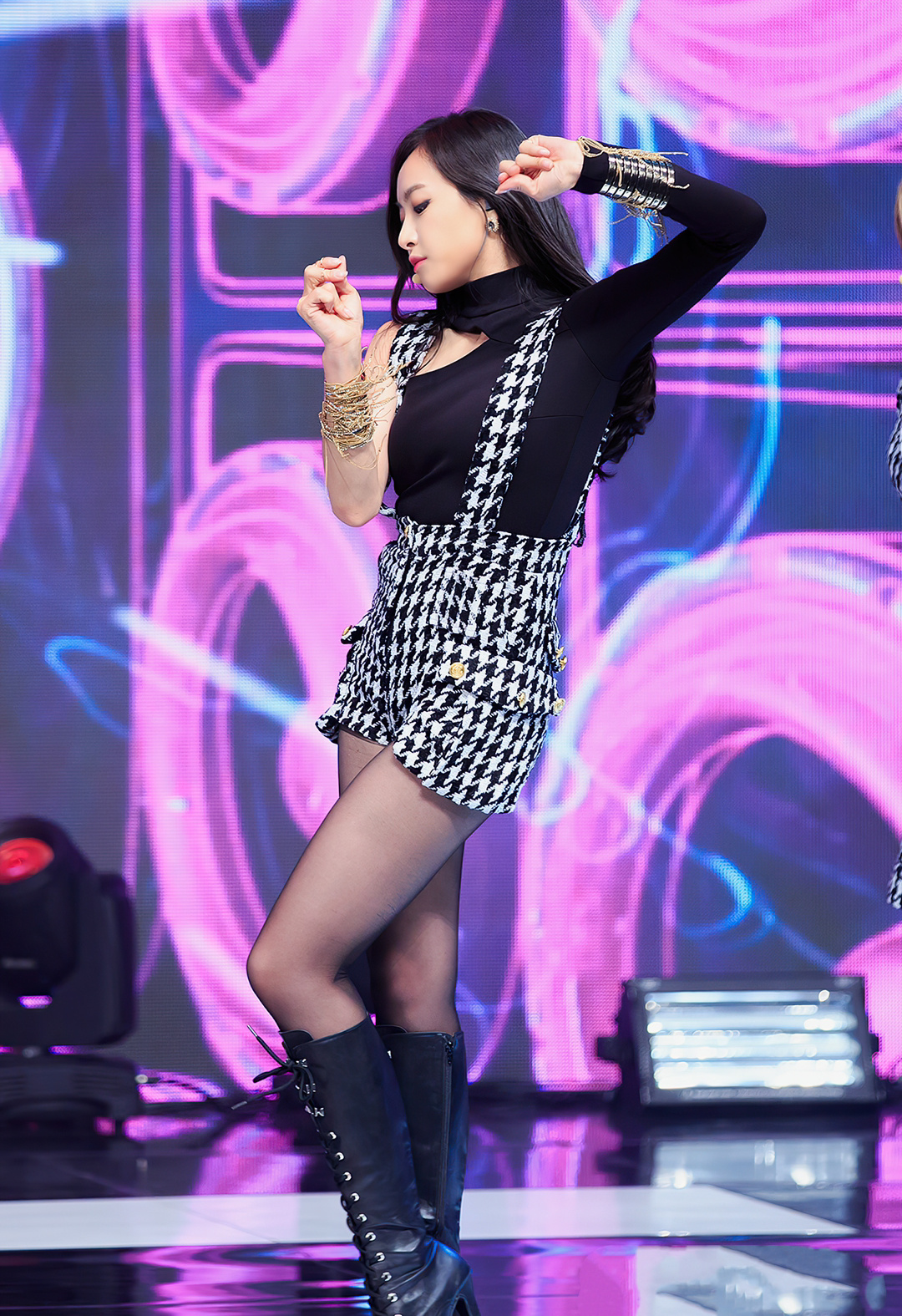 宋茜-黑丝长筒高跟皮靴-性感舞姿图片分享