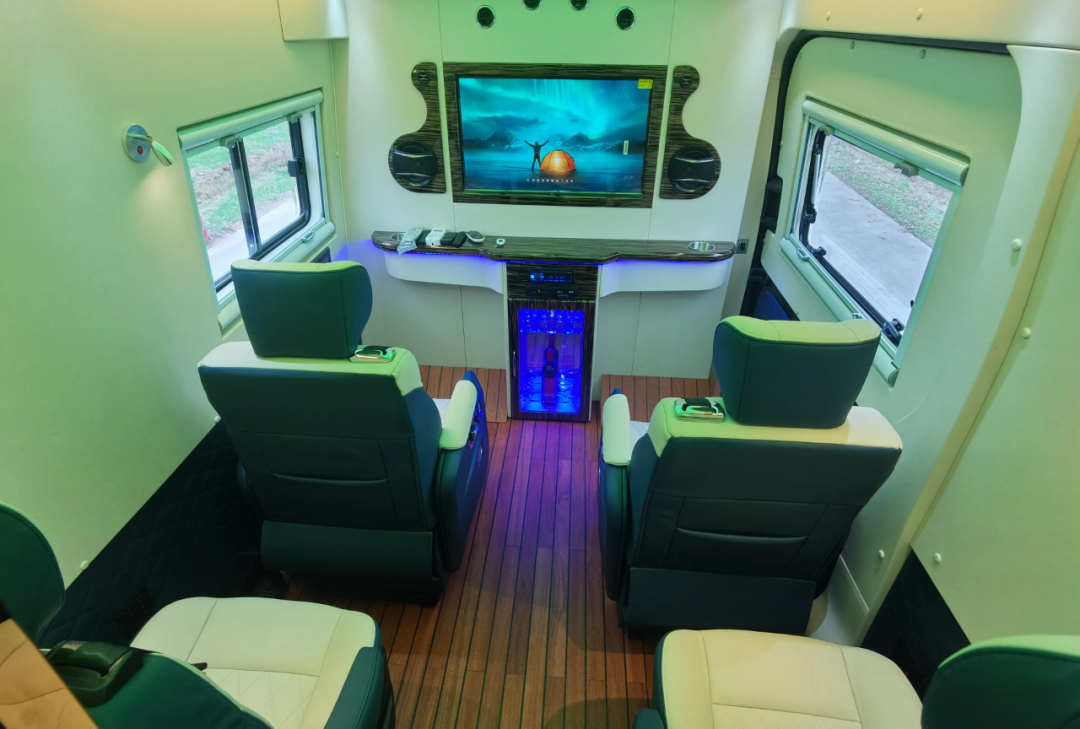 v90底盘打造个性十足b型房车,4把航空座椅,ktv系统是亮点