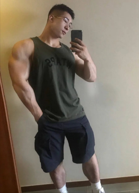185cm北京肌肉医生走红网络,粗胳膊火箭腿,估计没人敢医闹
