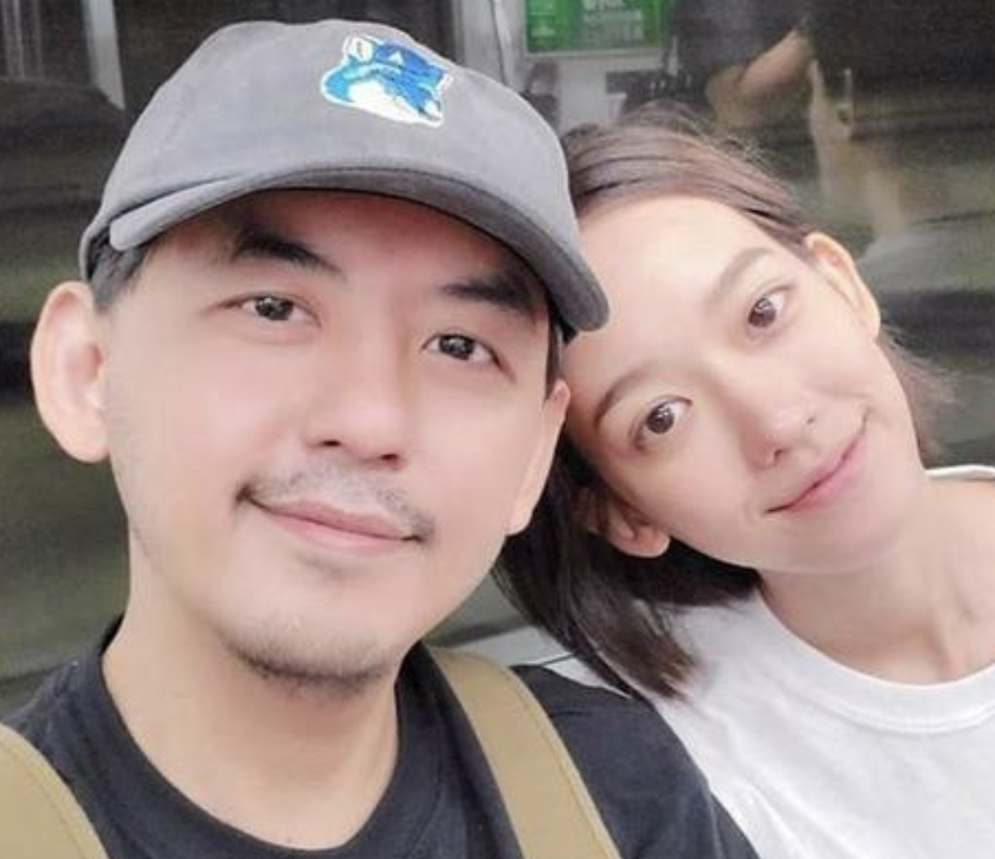 小s为黄子佼送匾额庆新婚,大方题词前女友,直言婚姻之路不好走