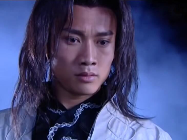 聂远也是个少有的泡面头美男子,未成魔之前的七夜是一个正直好青年