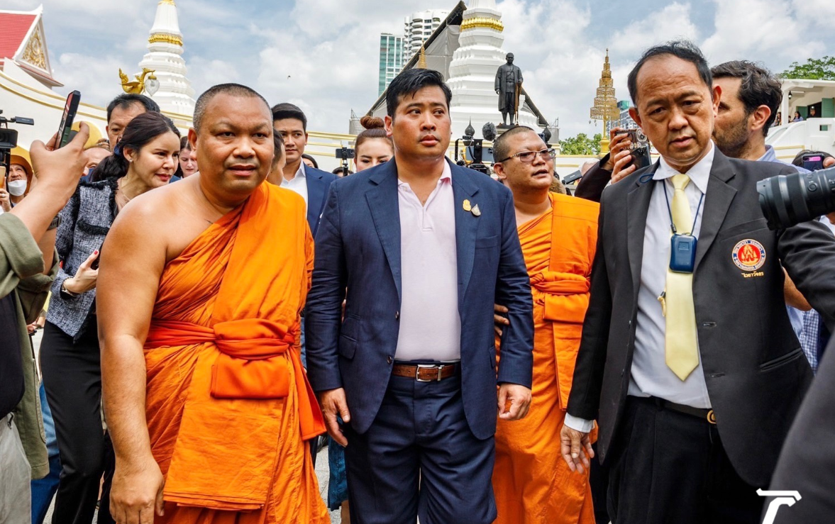 泰国二王子回国第四天!穿西服做功德人气仍旺,其母有望母凭子贵