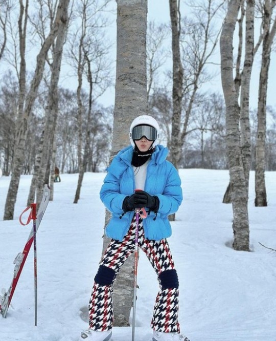申多恩在日本享受滑雪之旅 摆出调皮造型的照片显得非常开心