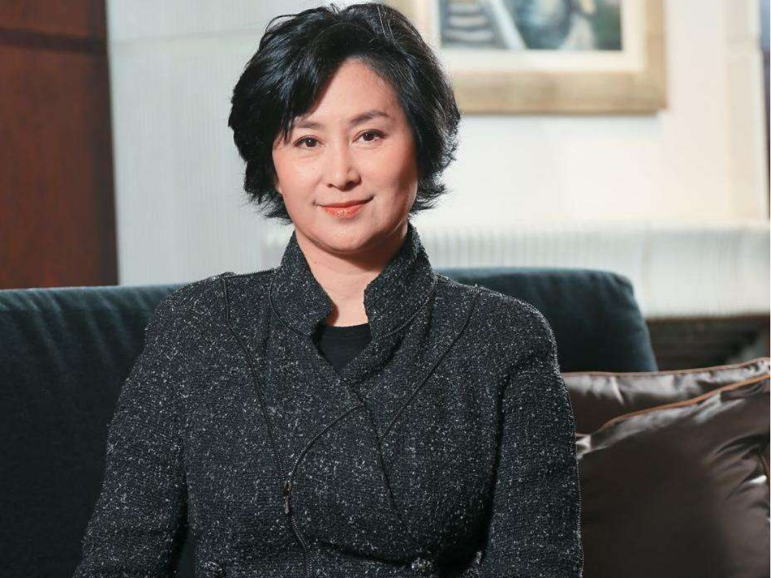 每月接济陈百强母亲10万,送别墅给保姆,何超琼还马首给圆明园