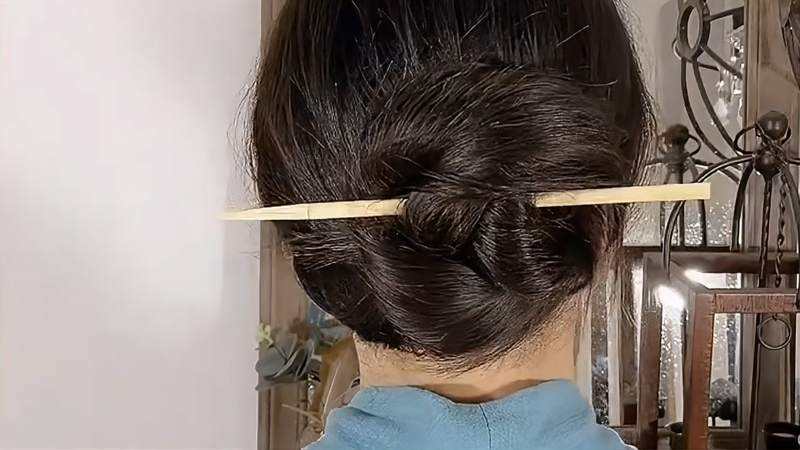 用筷子怎么盘头发?