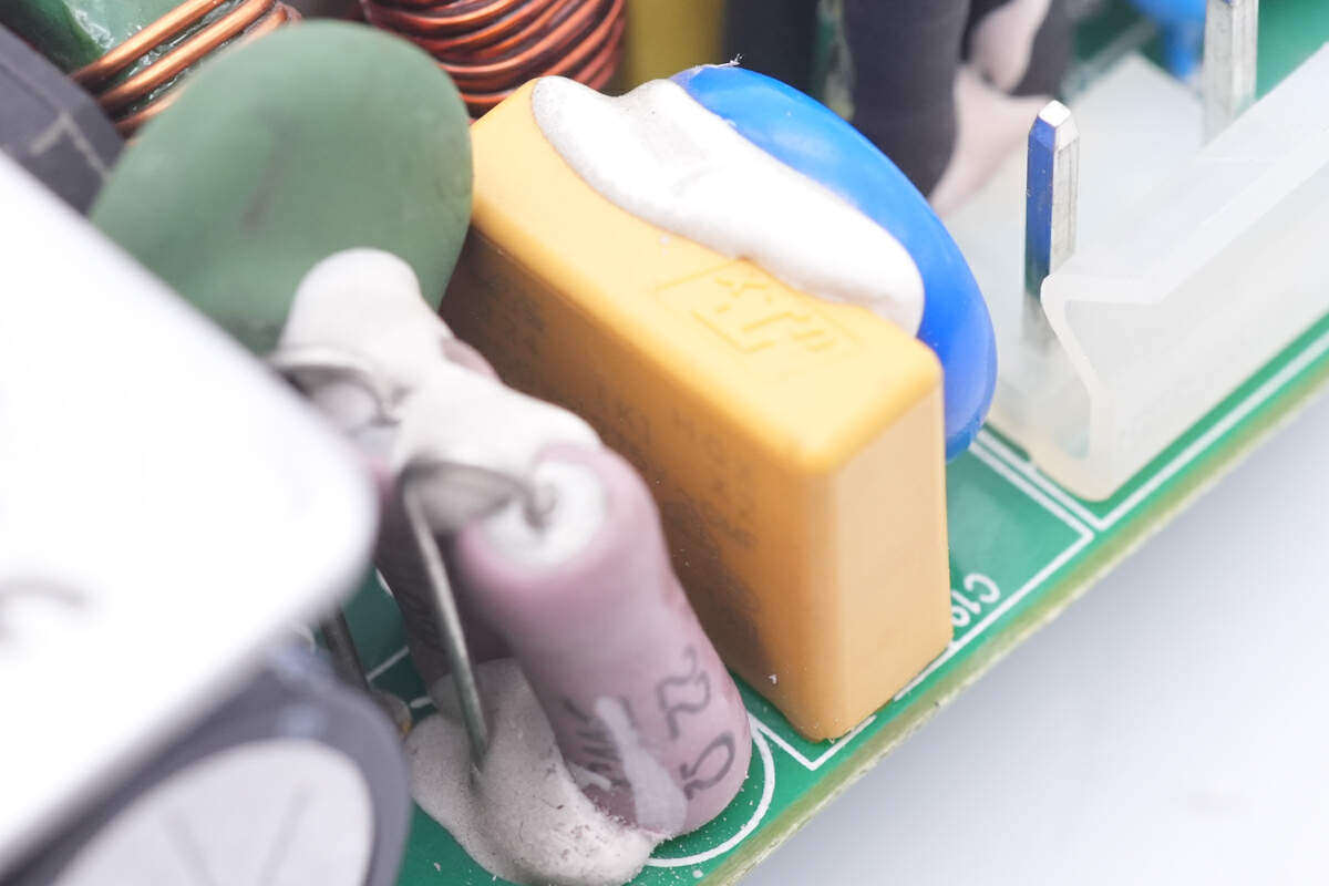 我们把华为optix osn500光传输系统60w电源拆了,比想象的要简单