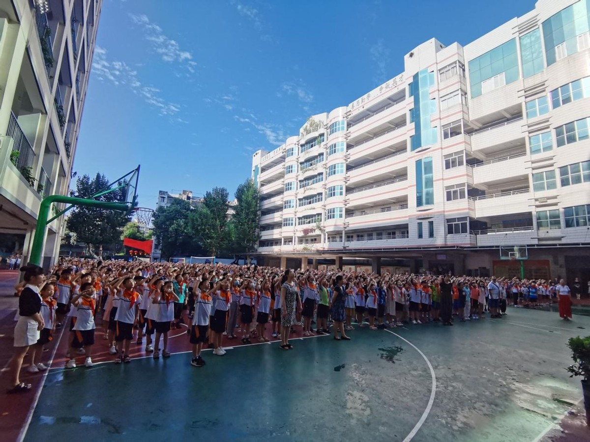 "心怀感恩,受益终生"——绵阳市实验小学国旗下活动