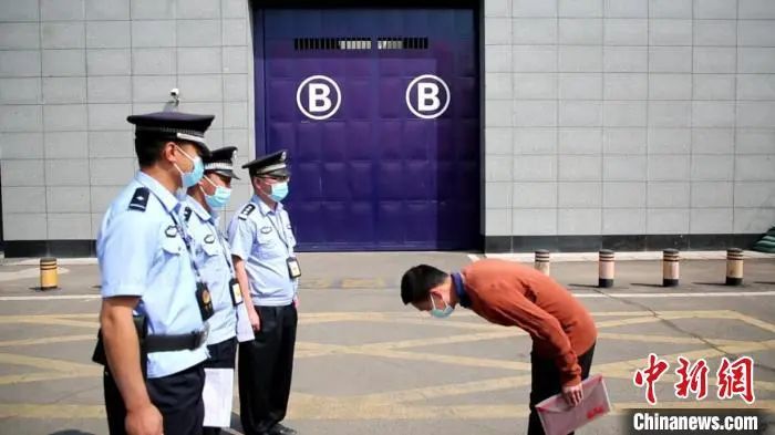 "将刑期变学期",他在刑满释放前通过了法律本科论文答辩