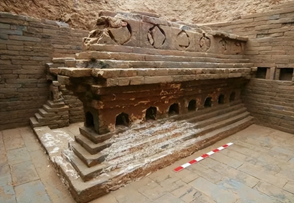 59年新疆挖出唐代将军坟,墓主人头枕玉玺身葬纸棺,有什么特殊含义