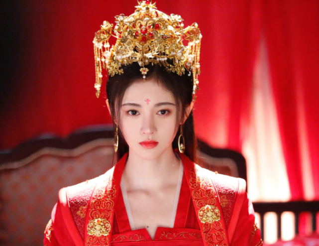 90小花婚服造型,鞠婧祎宛若神女,赵露思俏皮灵动,而她像洋娃娃