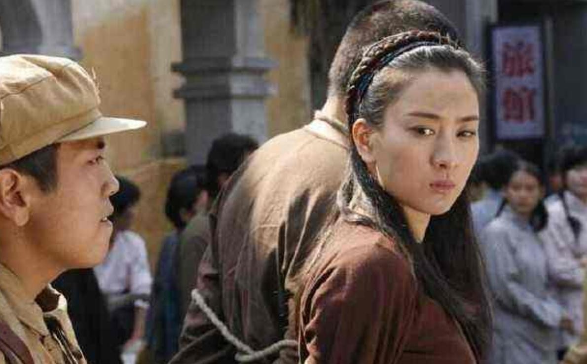 湘西美女土匪吕芪,17岁遭日寇欺辱立誓报血仇:谁杀5个鬼子就嫁谁