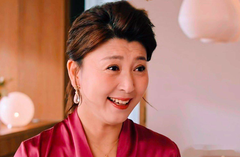 50岁闫学晶升级当奶奶,儿媳妇徐梦迪晒孕照,四肢纤细如少女