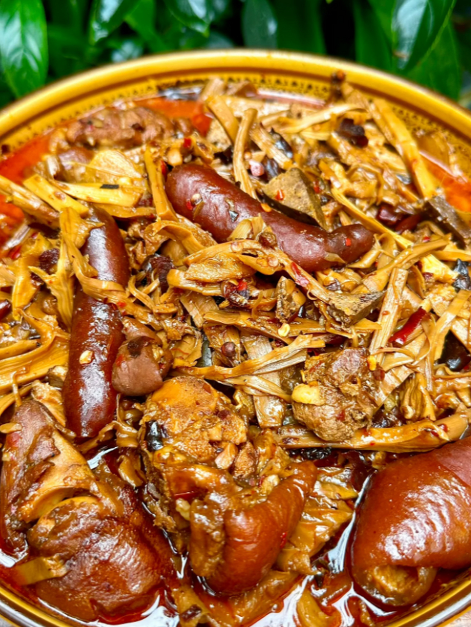 保山卤辣子:香辣醇厚的下饭神器  对于地道的保山人来说,卤辣子可以说