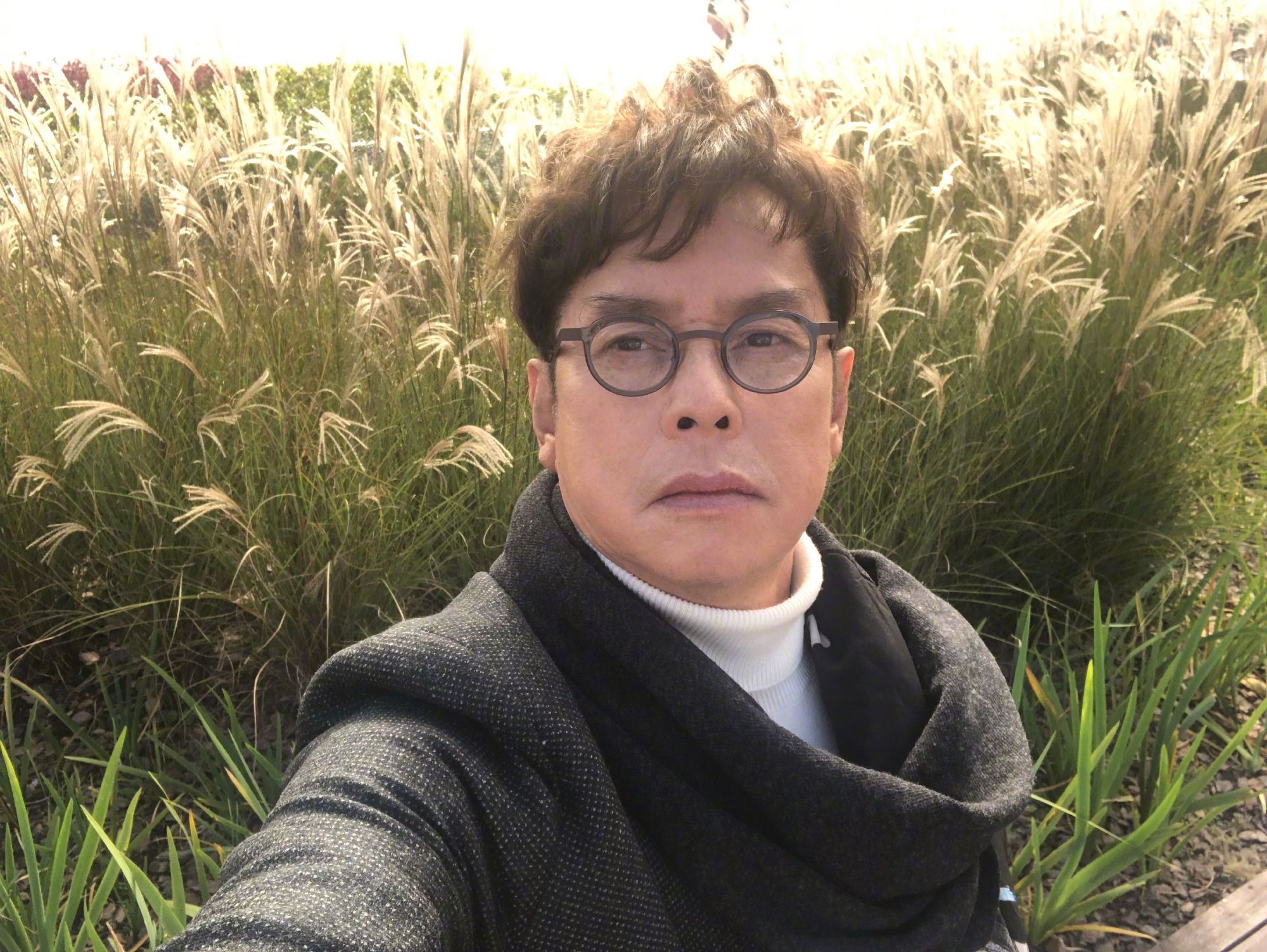 71岁谭咏麟睡小48岁女粉?女粉男友再晒脱裤照:敢发声就再锤一次