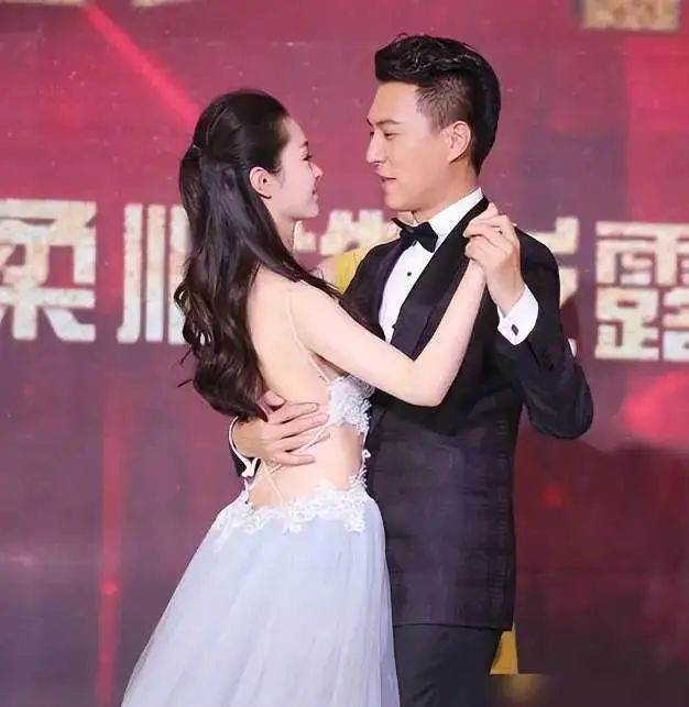 宋轶穿大露背蓬蓬裙,仙气飘飘,可苦了搭档靳东:我的手揽哪里?