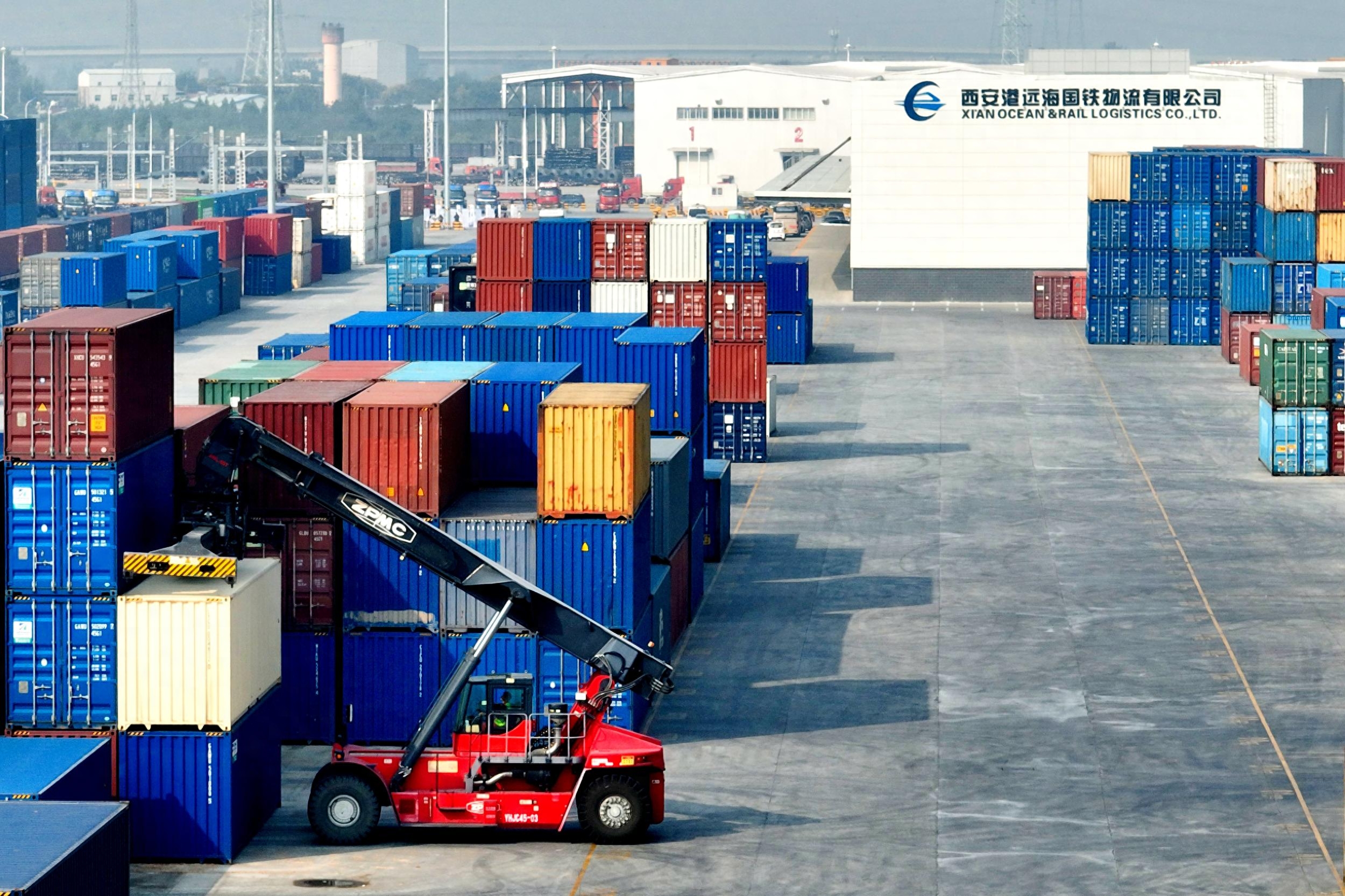 首趟海铁快线(西安-青岛-东南亚)橡胶产品专列开行