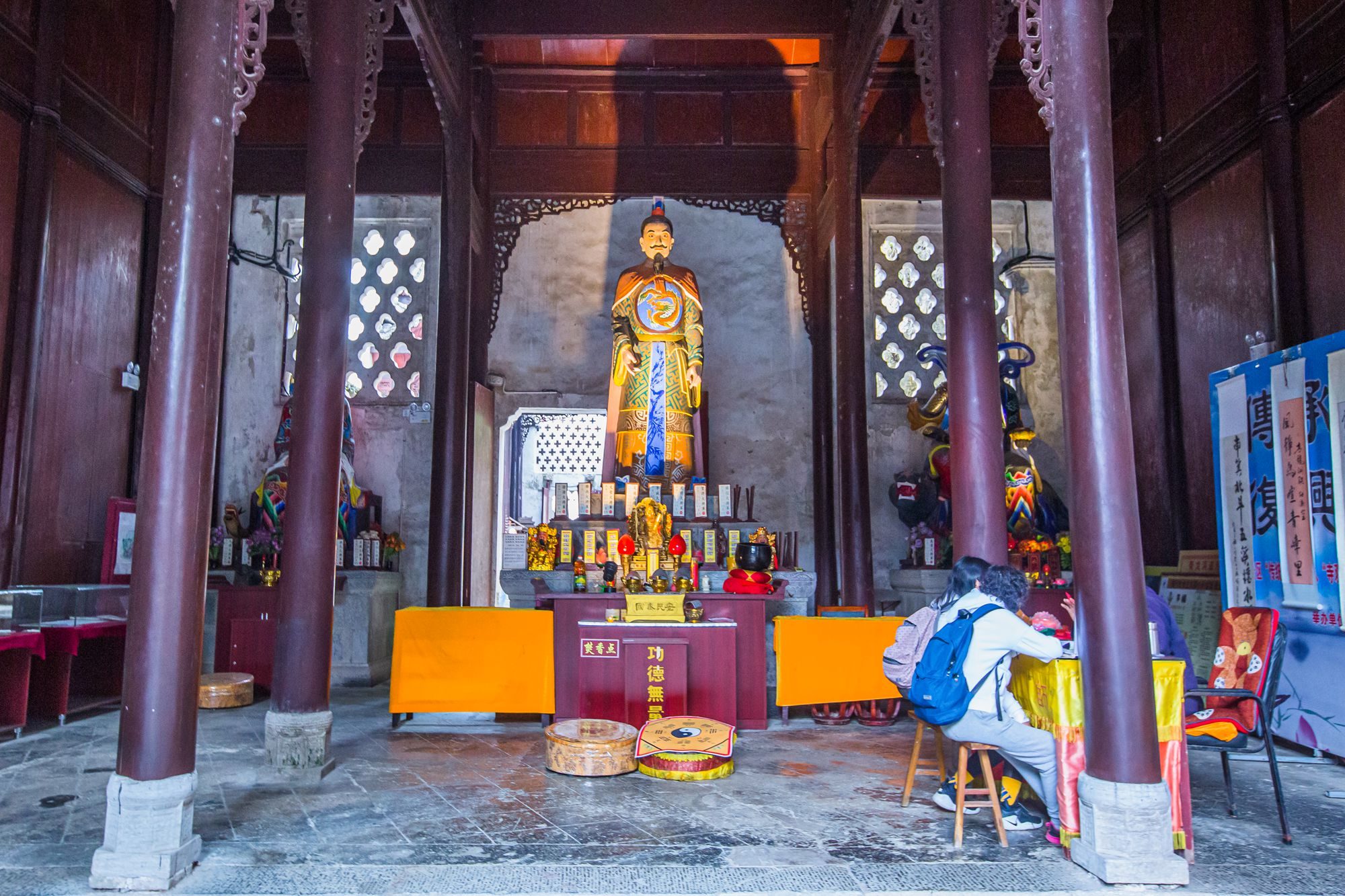 贵州镇远有一处青龙洞,历史悠久,是俯瞰古镇全景的绝佳地点