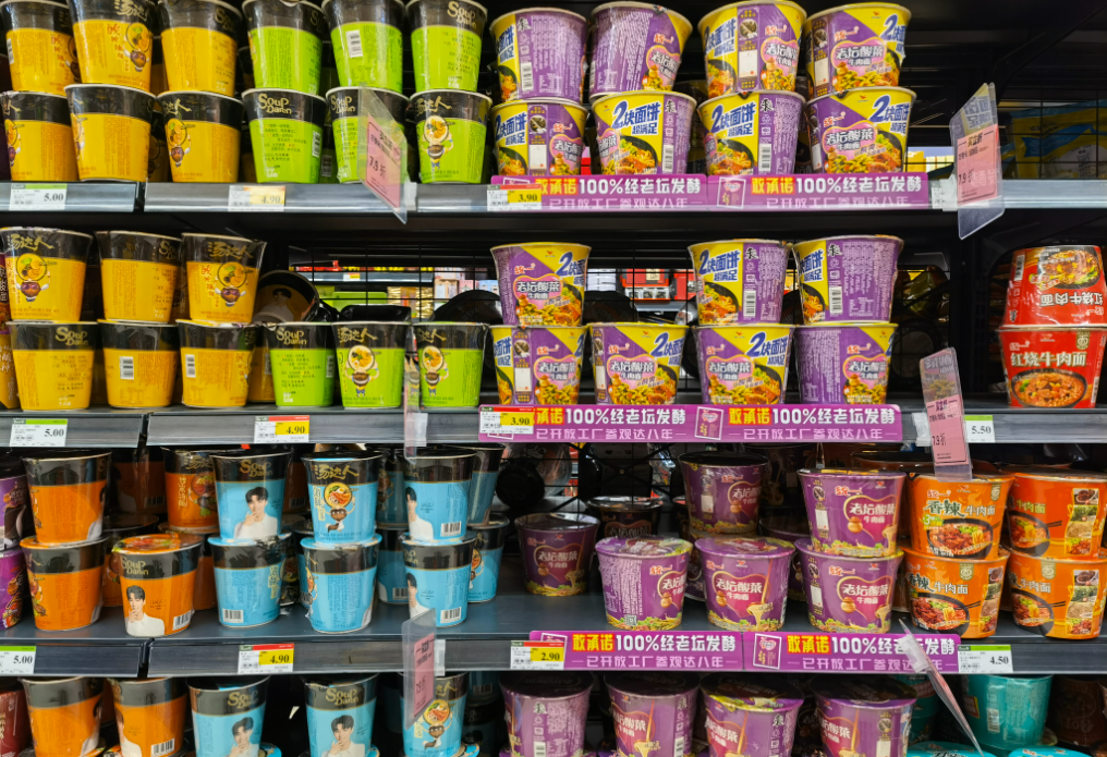 带着承诺书卖!"老坛酸菜"方便面重返货架,你会买吗?