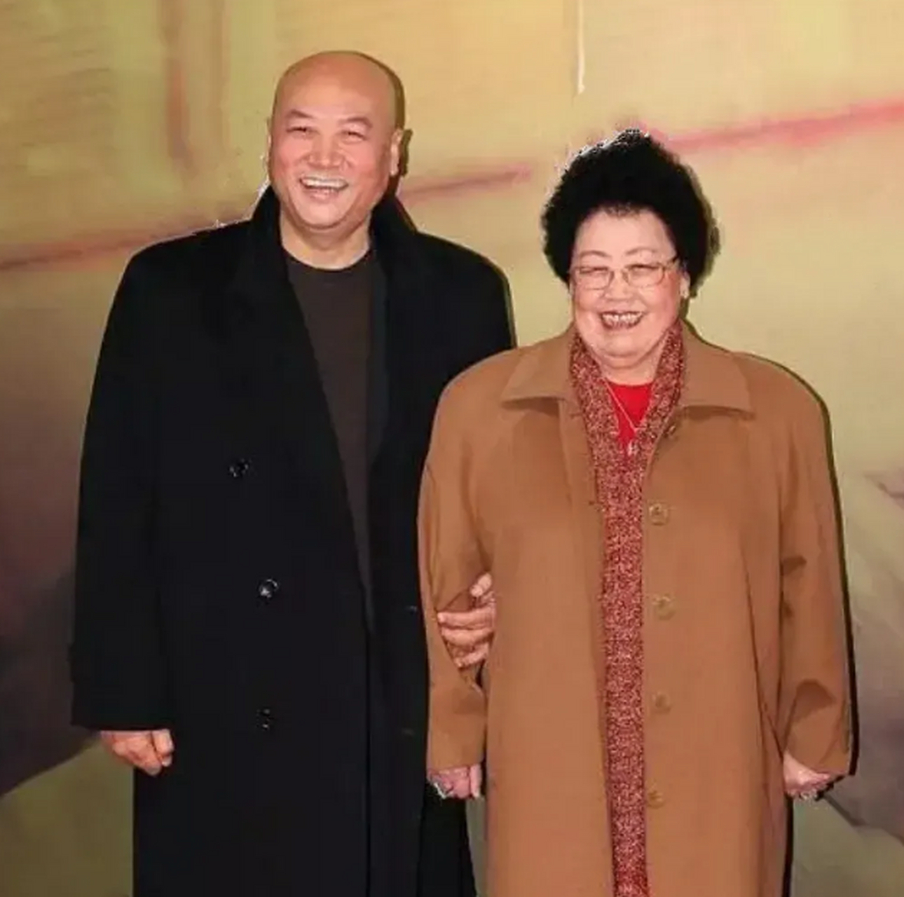 1990年,49岁的陈丽华嫁给了38岁的迟重瑞.