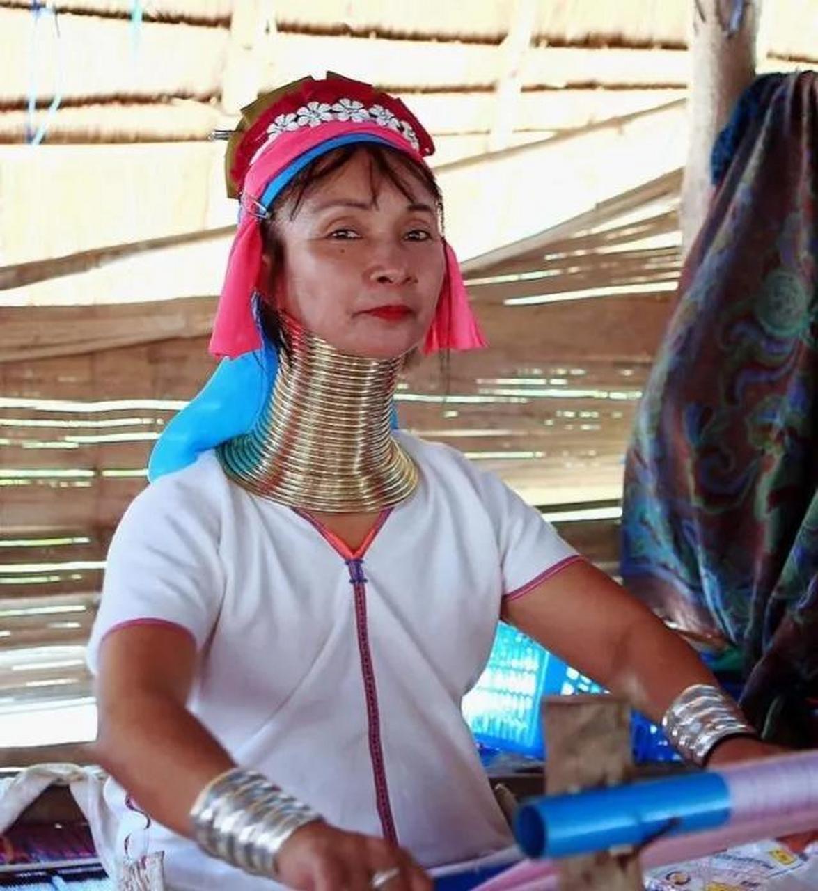 巴东族女人,传统以脖子长唯美,从5,6岁开始就在脖子上套铜圈来拉长